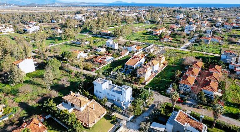 Villa with BBQ, patio & garden — photo 5