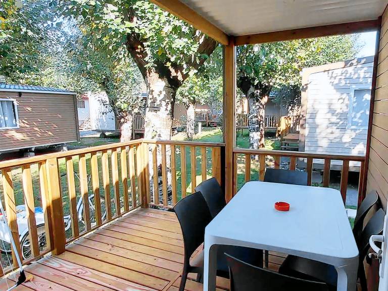 Mobile home with pool, terrace & yard | Pets allowed — photo 2