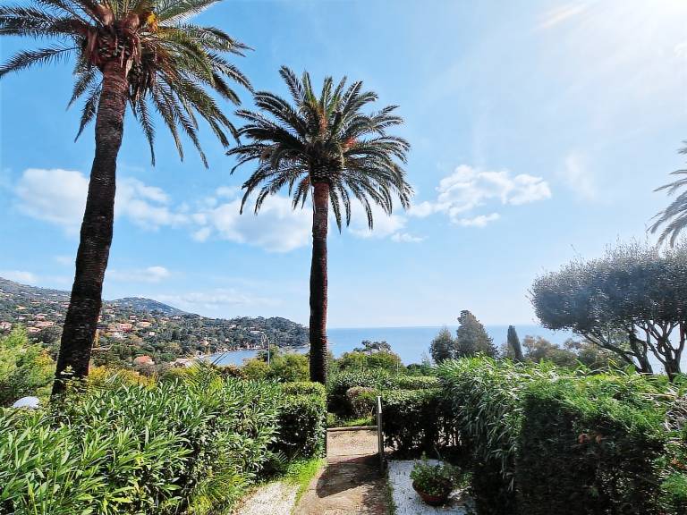 1BR with pool, parking, terrace, sea view in Rayol-Canadel-sur-Mer — photo 2
