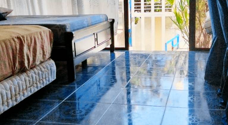 Glass Palace House Rental — photo 2