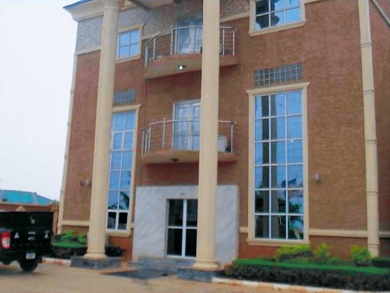 SHERIFFYT ROYAL HOTEL AND SUITES in Lagos