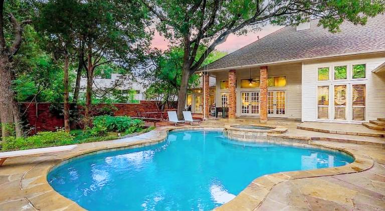 Fully equipped vacation home with private pool, barbecue & yard | Pet-friendly in Addison, TX