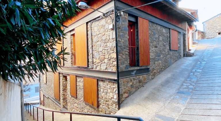 Holiday apartment with 3 rooms for 6 persons in Lleida