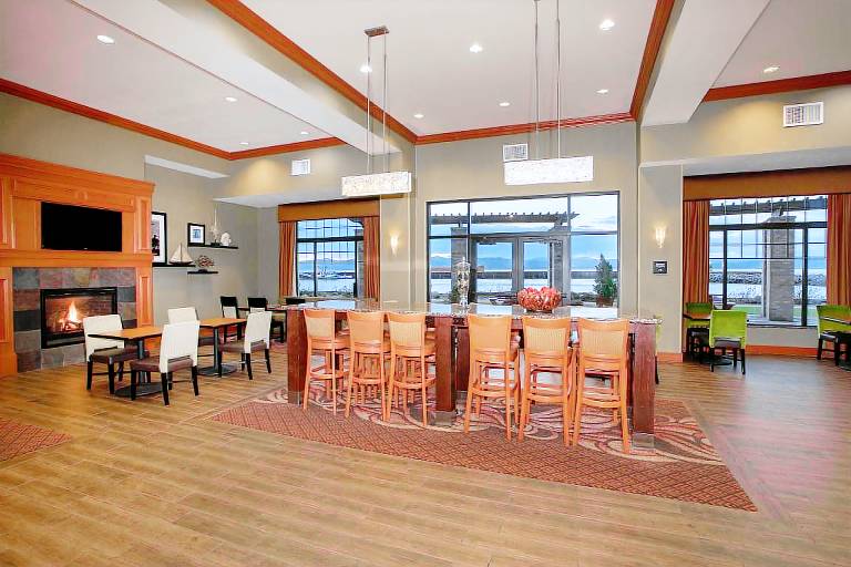 Hampton Inn & Suites Astoria — photo 2