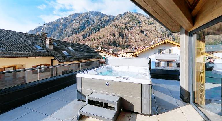 Holiday apartment with jacuzzi, patio & sauna — photo 3
