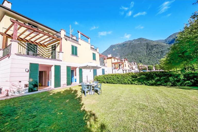 Family-friendly charming rental apartment with grill, yard & patio | Water view | Next to the beach | Pets allowed in Porlezza