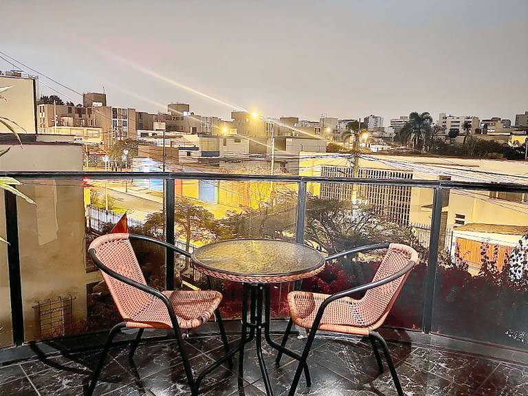 Serviced apartment with private pool, yard & patio — photo 4