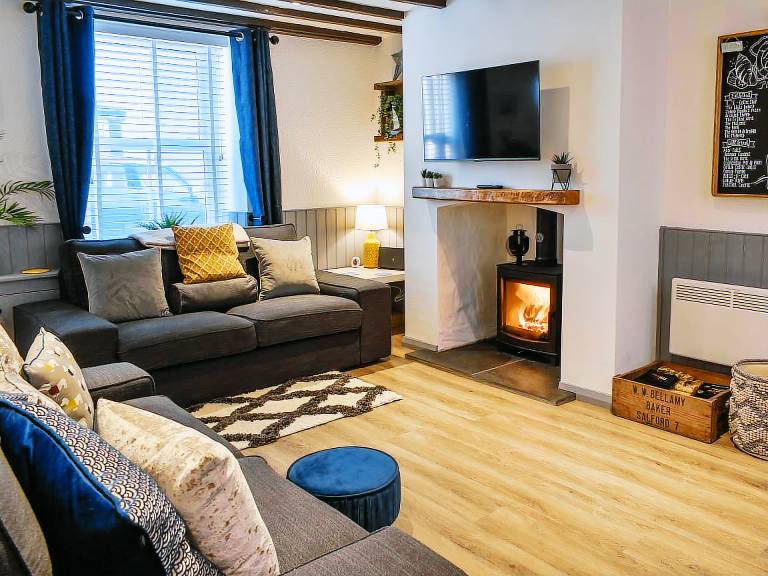 Family-friendly nice cottage with yard | River view | Pets are welcome — photo 3