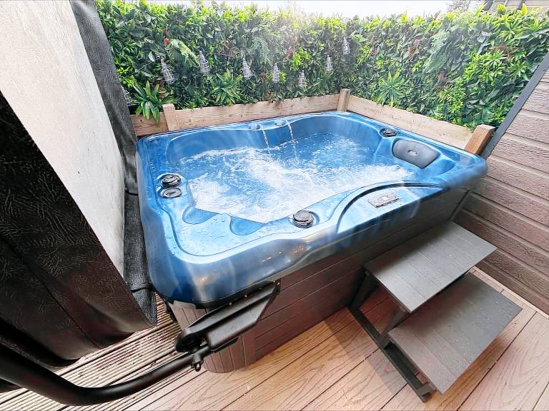 Lodge with hot tub — photo 5