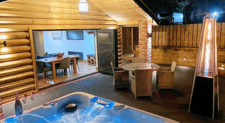 Lodge with jacuzzi — photo 3