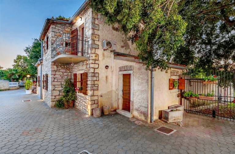 Villa with grill, pool & garden — photo 4