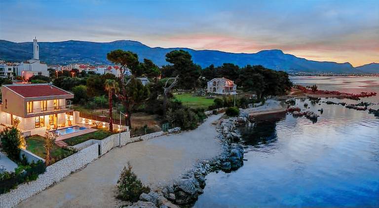 Beachfront Villa Tota with Pool — photo 4