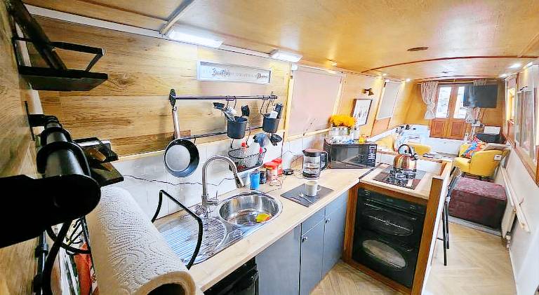 Beautiful boat with garden & patio | Pets allowed — photo 3