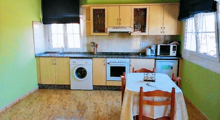 Serviced apartment with barbecue, terrace & yard — photo 4