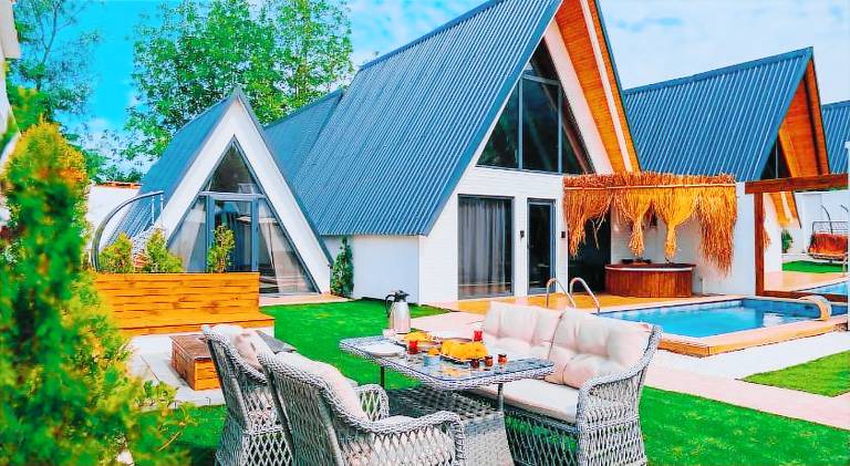 Villa with private pool, garden & hot tub | Pets allowed — photo 4