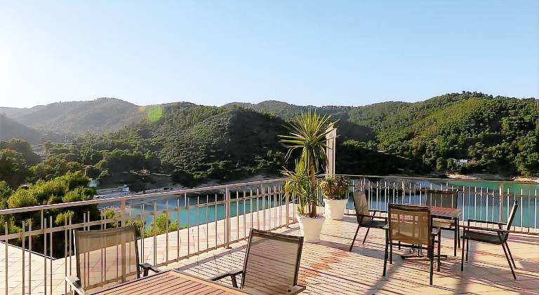 Serviced apartment with terrace, yard & pool — photo 4