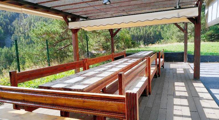 Chalet with patio, garden & grill — photo 4