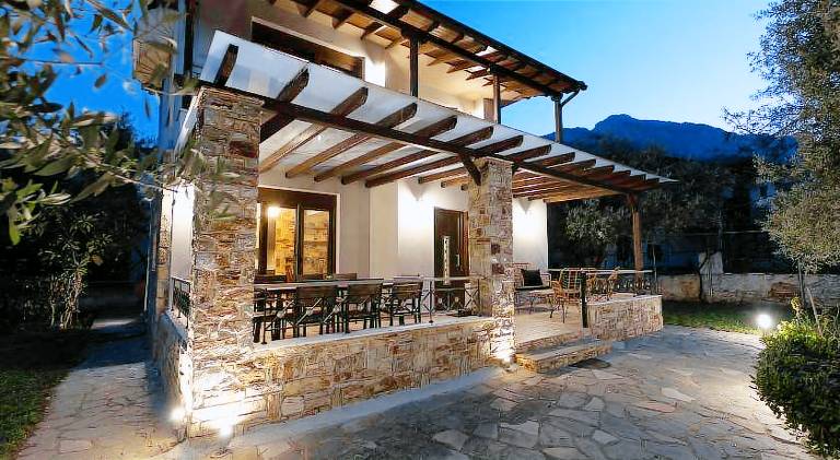 Villa with yard, patio & barbecue — photo 3