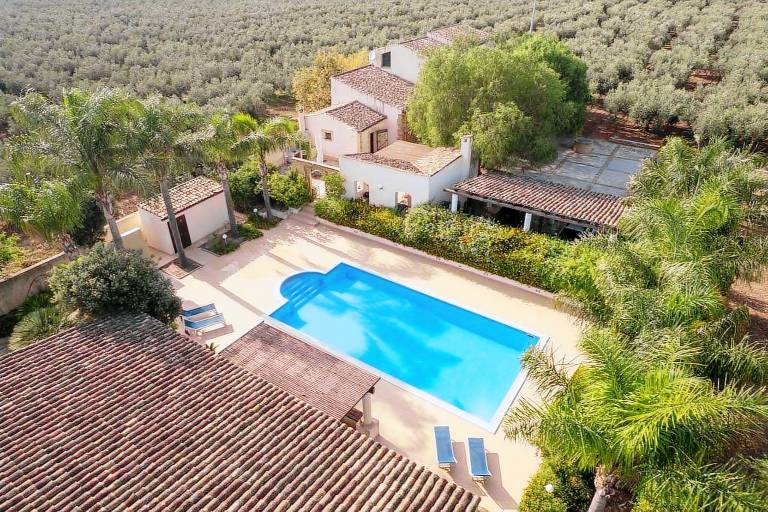 Family-oriented villa with patio, grill & private pool | Garden view | Pets are welcome — photo 5