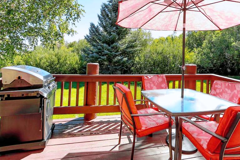 Children-friendly ample condo with pool & grill | Mountain view | Pets are welcome — photo 2