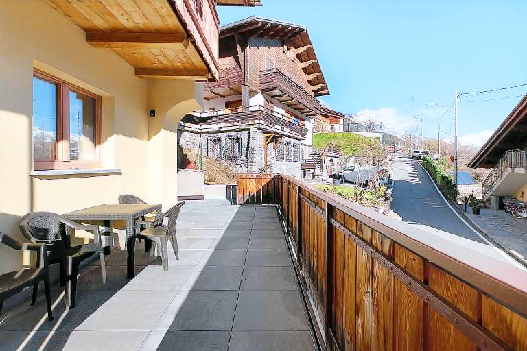 Apartment with fast internet & patio | City view | Good for workation in Valdidentro