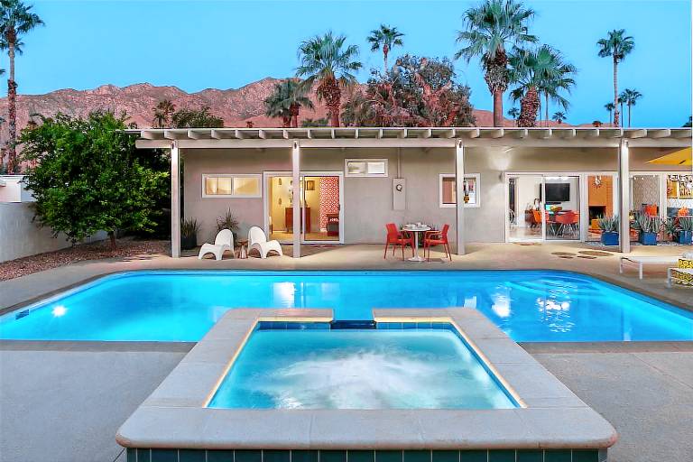 On The Rox- Luxury Refreshing Mid-Century Mod- Pool, Spa, Firepit, Outdoor Kitchen & More in Palm Springs, CA