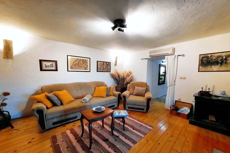 Fully equipped ample house with barbeque, hot tub & private pool | Dogs allowed — photo 2