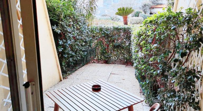 Rental apartment with pool, terrace & yard — photo 4