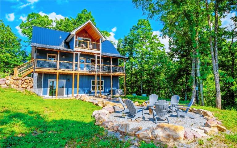 Eagle's Flight - Peaceful seclusion plus a fire pit and hot tub! — photo 2