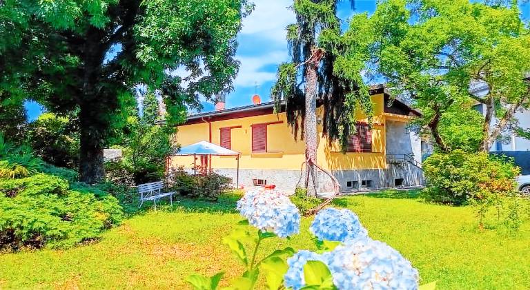 Villa with 4 rooms for 8 persons in Verbania