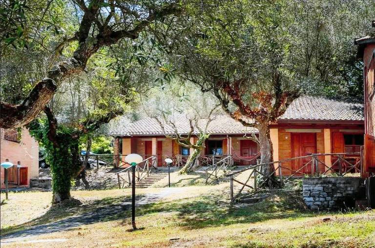 Chalet with BBQ & patio — photo 3