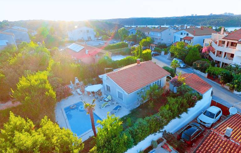 Vacation home with grill, pool & patio — photo 5