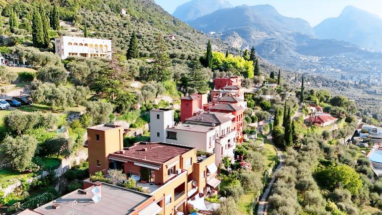 Holiday apartment with terrace, garden & pool | Garden view — photo 4