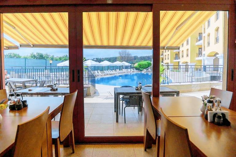 Serviced apartment with pool, garden & patio — photo 4