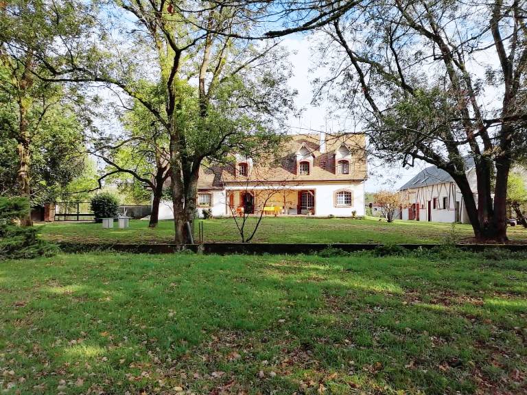 Bed and breakfast with terrace, fast internet & yard | Garden view | Pets are welcome in Montargis
