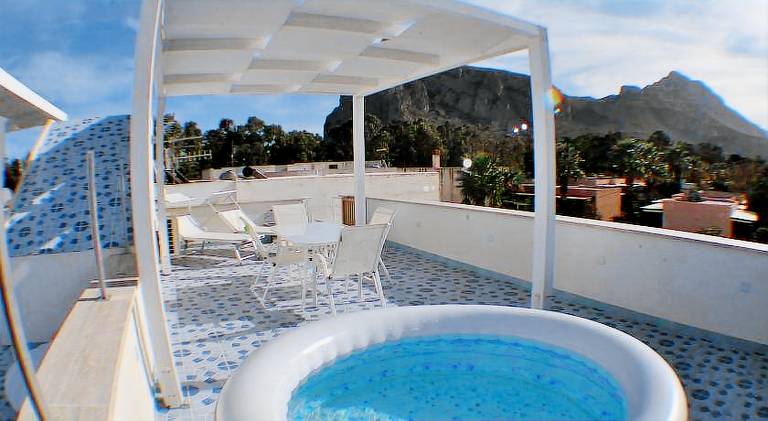Vacation home with jacuzzi & pool — photo 2