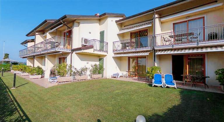 Serviced apartment with yard, pool & terrace | Pets allowed — photo 4