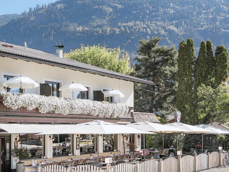 Aparthotel with yard, BBQ & sauna in Uderns
