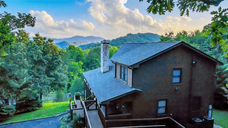 Cabin with pool, hot tub & barbeque | Mountain view in Pigeon Forge, TN