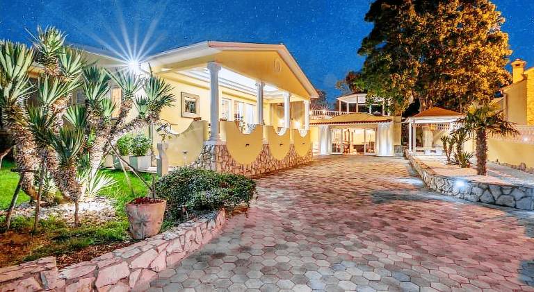 Villa with jacuzzi & pool | Pets allowed — photo 4
