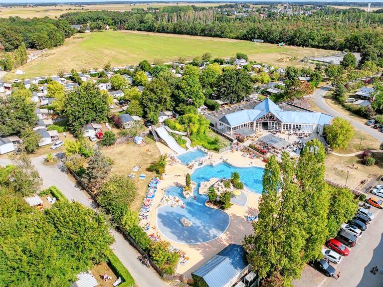Mobile home with heated pool, barbeque & terrace in Chatellerault