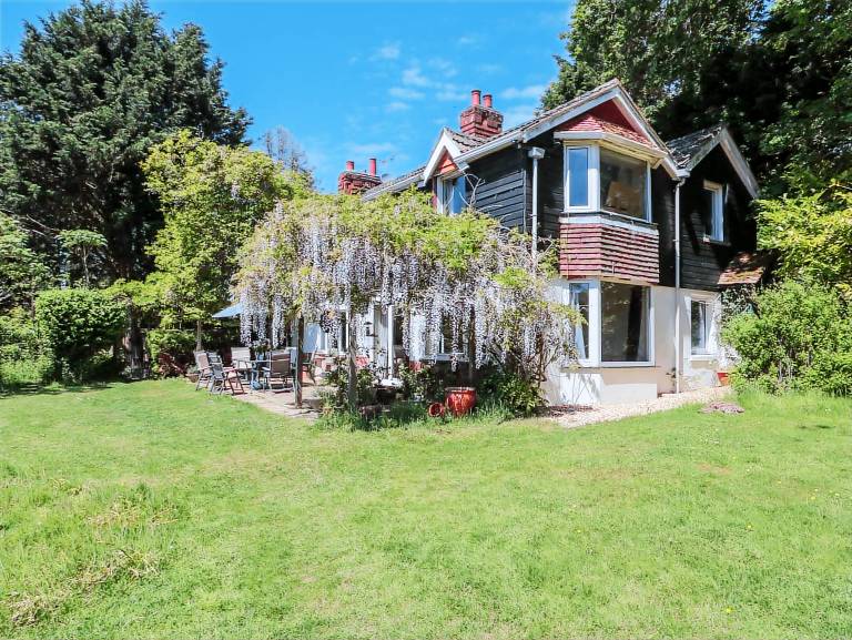 Beautiful cottage with garden & hot tub | Pets allowed — photo 2