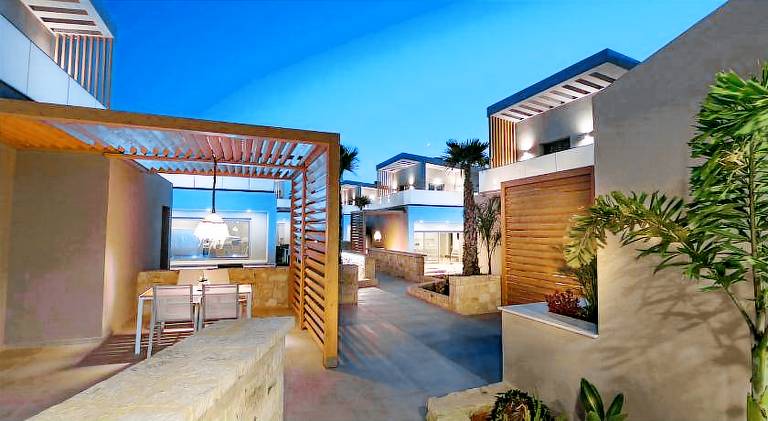 Spacious vacation home with terrace, yard & pool | Next to the beach | Dogs allowed — photo 5