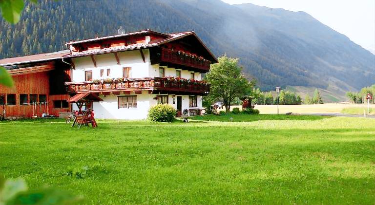 Pleasant farm with yard & patio | Perfect for remote work | Pets are welcome in Umhausen