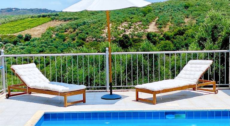 Fully equipped charming vacation home with yard, private pool & terrace | Dogs allowed — photo 4