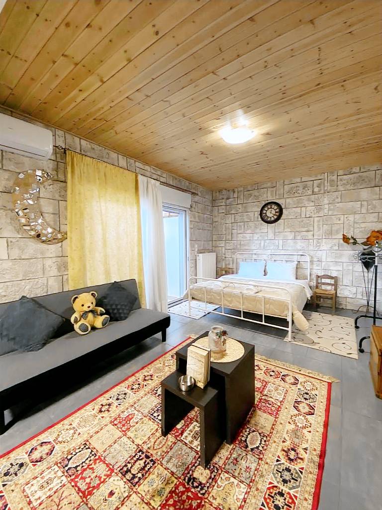 House with 1 room for 5 persons in Patras
