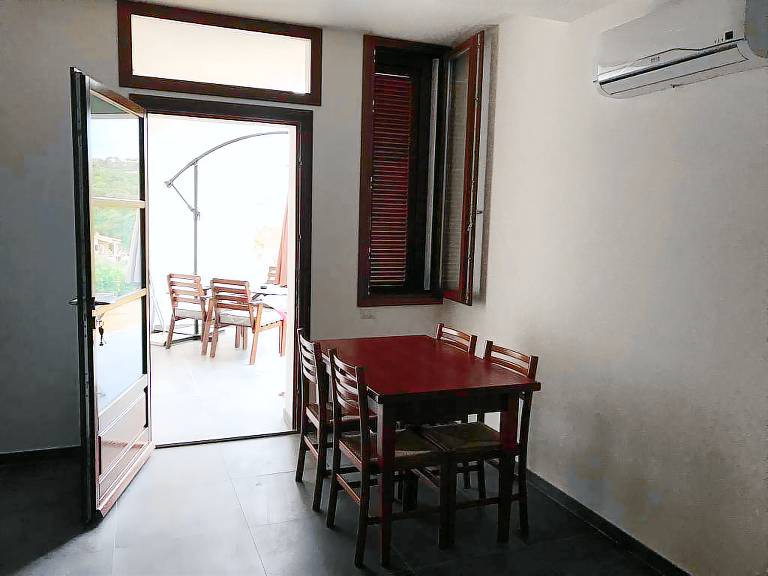 Holiday apartment with yard — photo 4