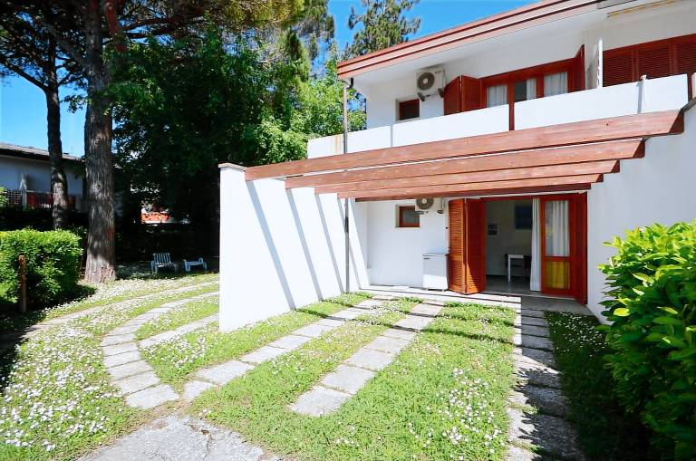 Holiday apartment with garden | Garden view in Lignano Sabbiadoro