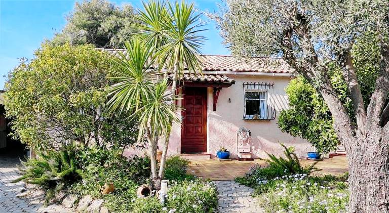 Vacation home with terrace in Hyères