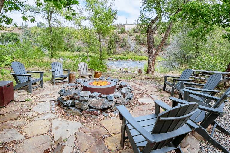 Pet Friendly Rustic Cabin on the Animas River - 6 Min. to Downtown Durango — photo 3